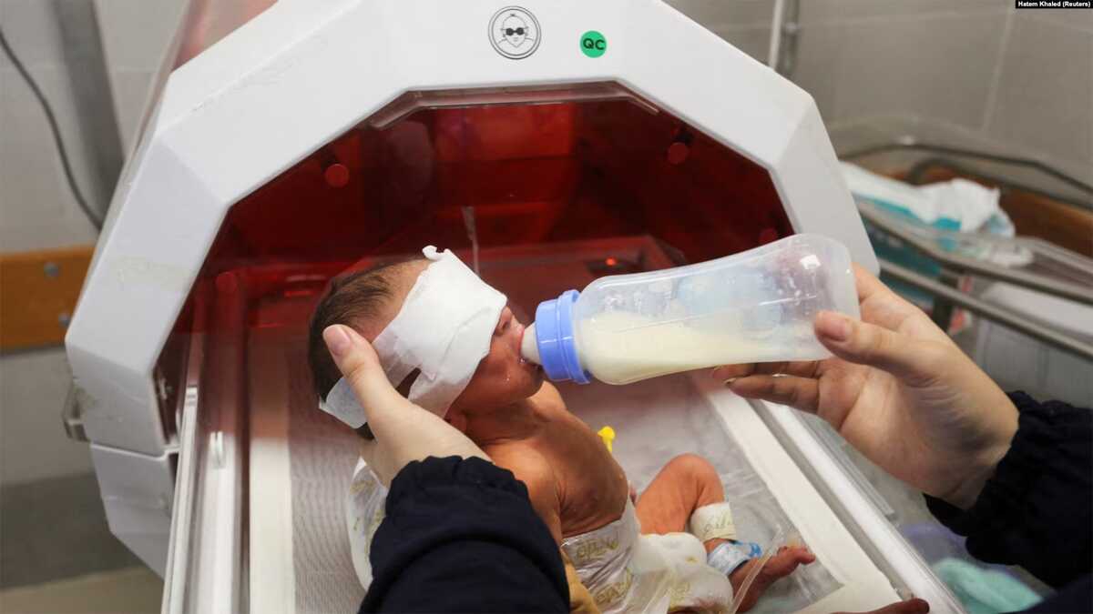 bayi prematur dari gaza Seorang bayi prematur yang dievakuasi dari inkubator Rumah Sakit Al Shifa di Kota Gaza disusui saat tiba di rumah sakit di Rafah, di selatan Jalur Gaza, 19 November 2023. (Foto: REUTERS/Hatem Khaled)