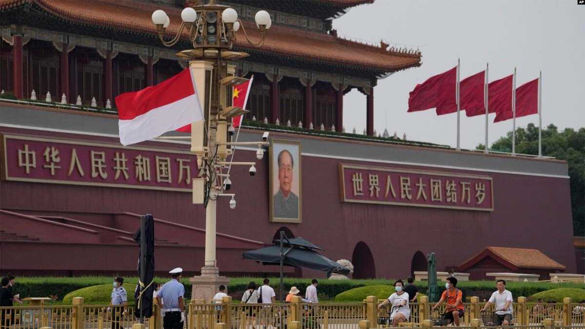 Bendera Indonesia dan Tiongkok berkibar bersama di dekat potret Mao Zedong di Gerbang Tiananmen di Beijing, Senin, 25 Juli 2022. (Foto: AP)