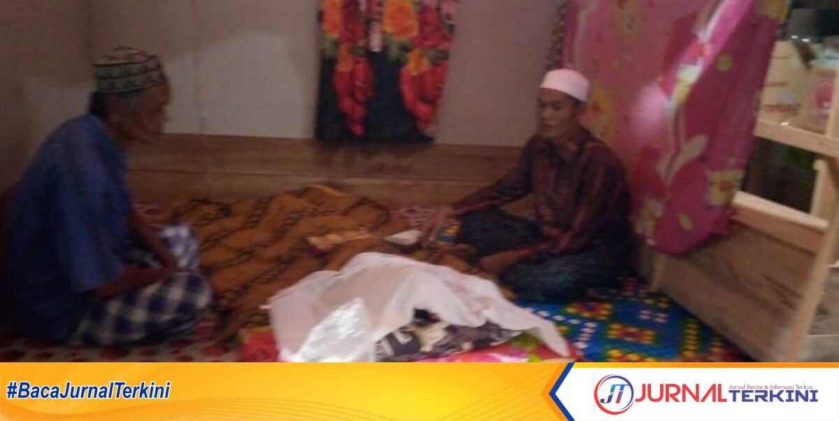 Jenazah Aidy (9) warga Parit Sitam RT. 01 RW. 04 Dusun Semoga Jaya Desa Belantaraya, Kecamatan Gaung disemayamkan di rumah duka. (JurnalTerkini.id/abdullah)