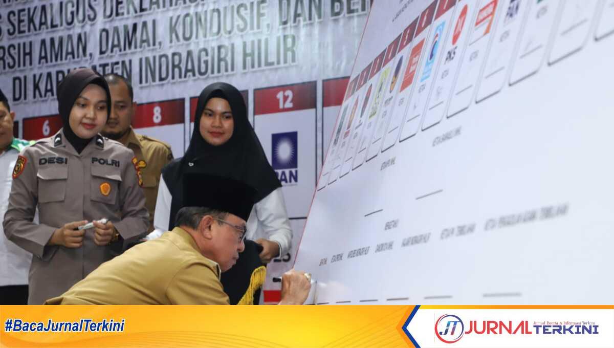 bupati Inhil teken deklarasi pemilu damai Bupati Indragiri Hilir (Inhil) HM Wardan menandatangani Deklarasi Pemilu Damaidi Gedung Engku Kelana Tembilahan, Senin (13/11/2023). (JurnalTerkini.id/Abdullah)