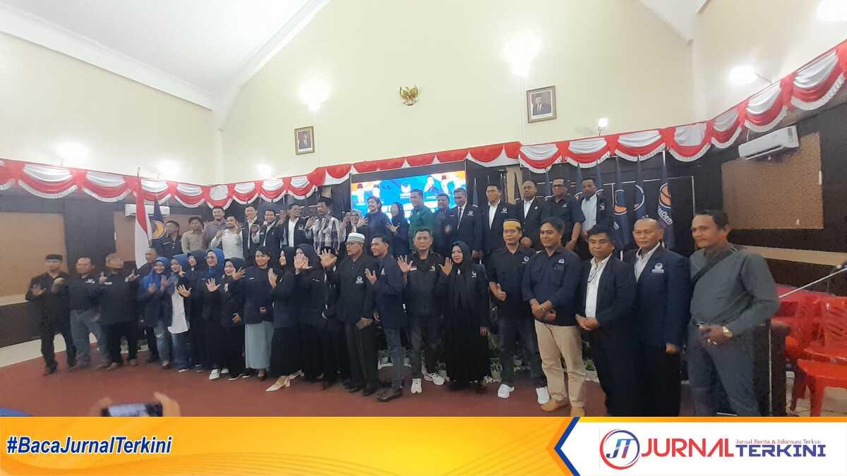 Jajaran pengurus dan para caleg dari DPD Partai NasDem Karimun berpose di sela kegiatan pembekalan menyambut kampanye Pemilu 2024 di Gedung Nasional, Tanjung Balai Karimun, Kamis (2/11/2023). (JurnalTerkini.id/rusdi)