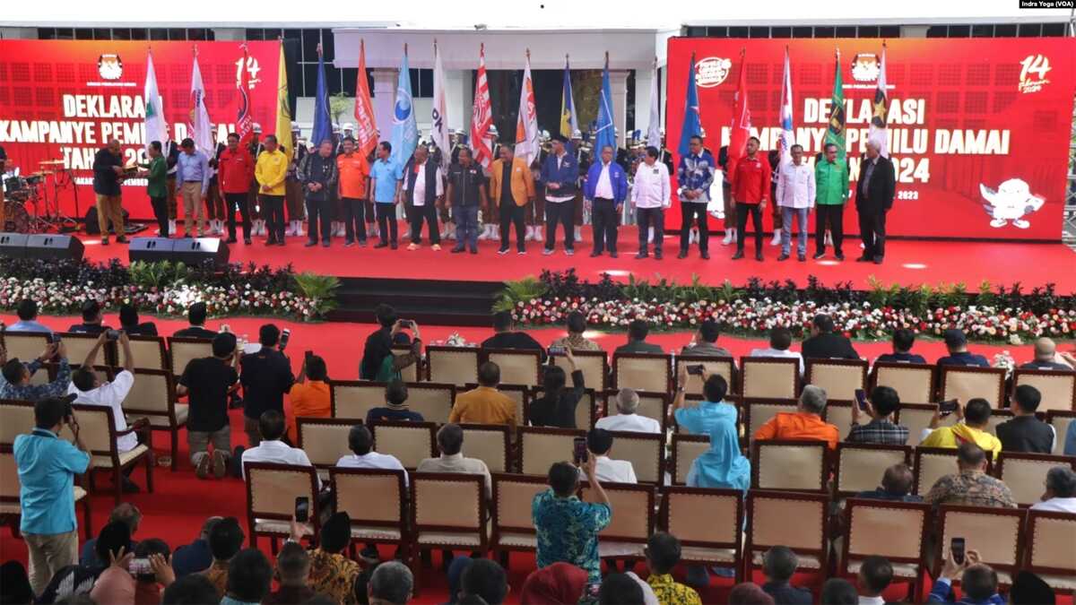 deklarasi pemilu damai 18 perwakilan partai politik juga ikut menandatangani Deklarasi Damai Kampanye Pemilu 2024 di Komisi Pemilihan Umum (KPU) pada Senin (27/11/2023) di Jakarta. (VOA/Indra Yoga)