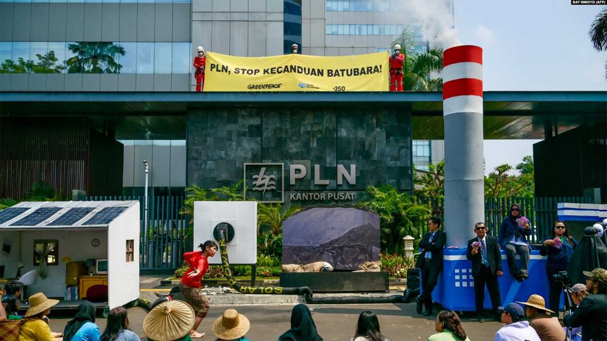 demo pln Aktivis lingkungan menggelar aksi teatrikal dan membentangkan spanduk bertuliskan 'PLN, berhenti kecanduan batu bara' sebagai protes terhadap kebijakan PLN terhadap batu bara di Jakarta pada 26 Oktober 2023. (Foto: BAY ISMOYO/AFP)