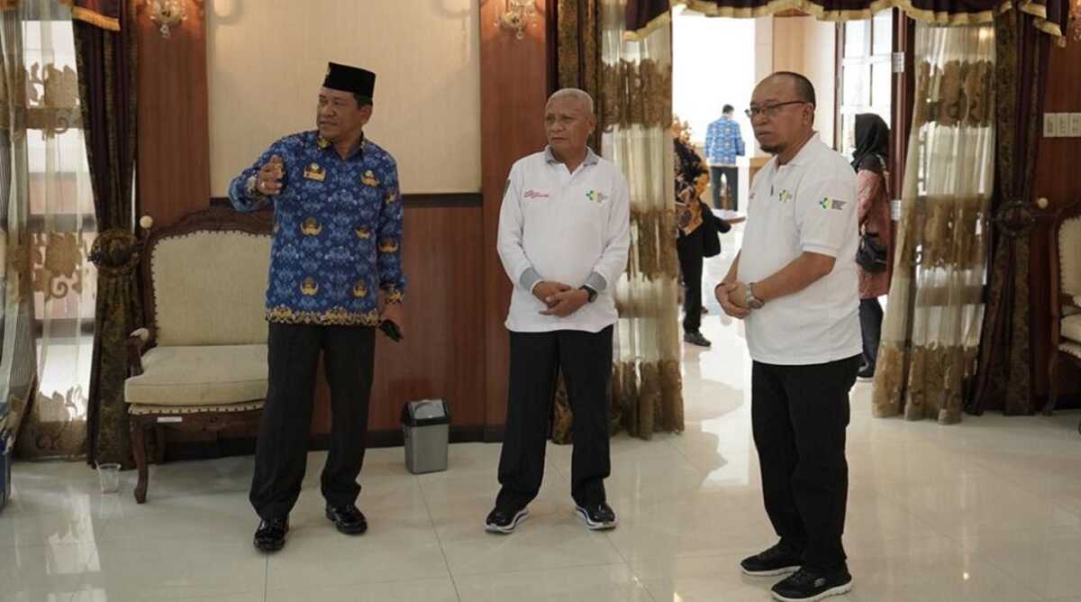 Bupati Asahan H Surya (tengah), Sekda John Hardi Nasution meninjau donor darah Korpri di rumah dinasnya, Jumat (17/11/2023). (Dok Diskominfo Asahan)