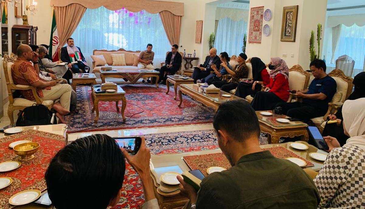Duta Besar Republik Islam Iran, Yang Mulia Mohammad Boroujerdi, bertemu dengan para wartawan di rumah dinas Kedubes Iran pada Selasa, 31/10/2023. (siberindo.co)