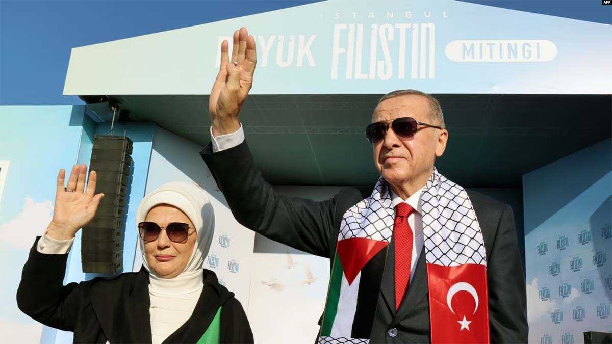 erdogan soal palestina Presiden Turki Recep Tayyip Erdogan (kanan) dan istrinya Emine Erdogan (kiri) menyapa para pendukungnya dalam rapat umum yang diselenggarakan oleh partai AKP dalam solidaritas dengan Palestina di Gaza, di Istanbul pada 28 Oktober 2023. (Foto: AFP)