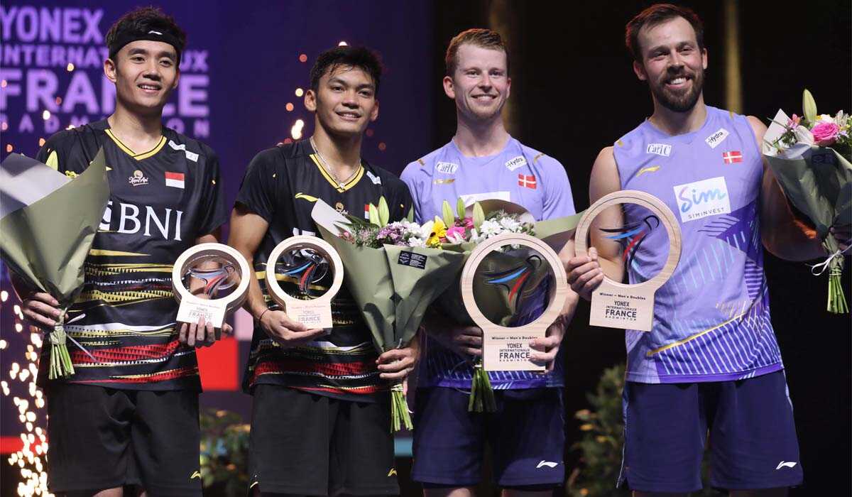 fikri-bagas di french open 2023 Fikri/Bagas naik podium bersama Astrup/Rasmussen. Fikri/Bagas jadi runner usai dikalahkan ganda Denmark di final French Open 2023, Minggu (29/10/2023) malam WIB. (pbsi.id)