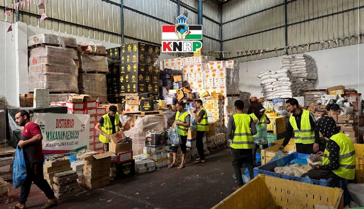 Komite Nasional untuk Rakyat Palestina (KNRP) mempersiapkan pendistribusian bantuan untuk Palestina, Rabu (15/11/2023). (Dok KNRP)