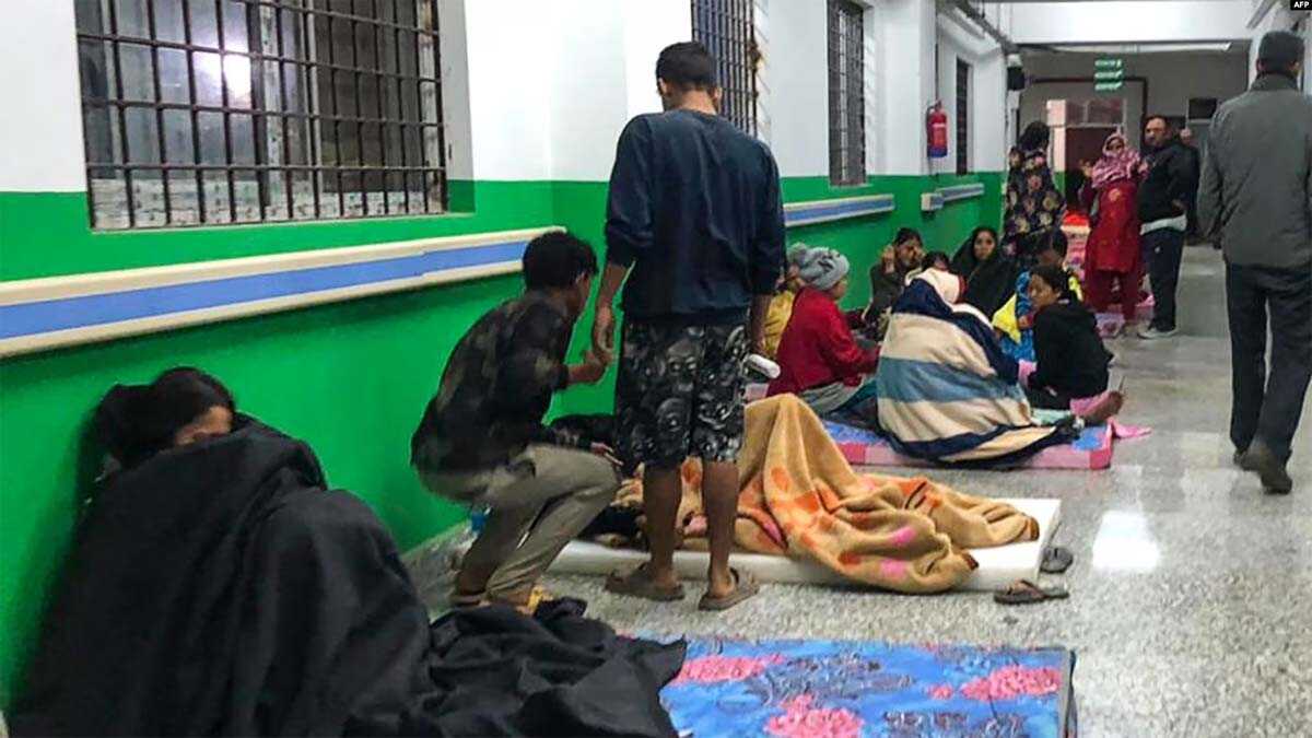 gempa di nepal Para penyintas gempa bumi mengungsi di koridor rumah sakit Jajarkot, Nepal, Sabtu, 4 November 2023. (Foto: Balkumar Sharma/AFP)