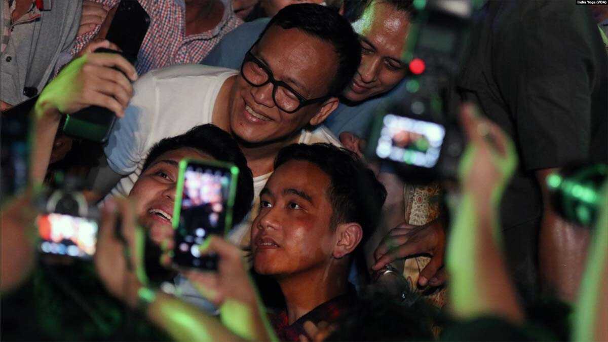 Putra sulung Presiden RI Joko Widodo, Gibran Rakabuming swafoto bersama masyarakat dalam acara Indonesia Memanggil Gibran pada Sabtu (21/10) di Tugu Proklamasi, Jakarta. (VOA/Indra Yoga)