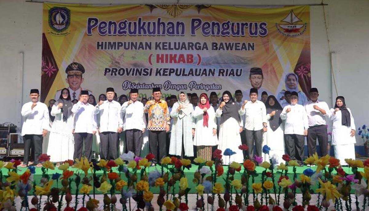 gubernur ansar kukuhkan himpunan keluarga bawean Gubernur Kepri Ansar Ahmad berpose bersama pengurus HIKAB Kepri usai dilantik di Taman Kota Kijang, Kabupaten Bintan, Minggu (5/11/2023). (Dok Diskominfo Kepri)