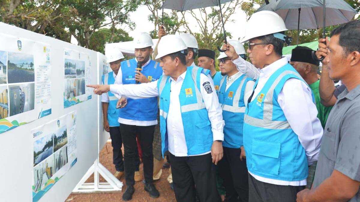 gubernur resmikan plts di pulau panjang batam Gubernur Kepulauan Riau Ansar Ahmad saat peresmian Pembangkit Listrik Tenaga Surya (PLTS) serta Bantuan Pasang Baru Listrik (BPBL) di Pulau Panjang, Kota Batam, Rabu (1/11/2023). (Dok Diskominfo Kepri)