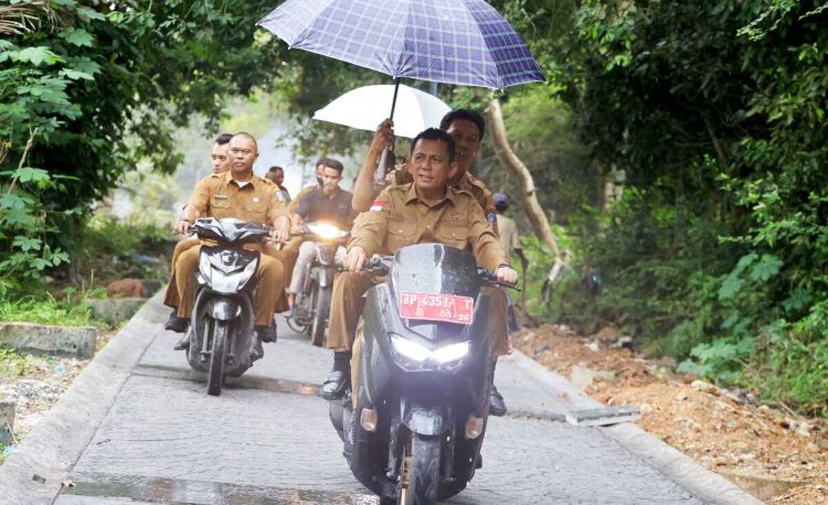 Gubernur Kepulauan Riau H. Ansar Ahmad, Senin (13/11/2023) meninjau sejumlah proyek infrastruktur fisik dan jalan di Tanjungpinang. (Dok Diskominfo Kepri)