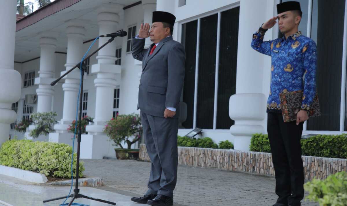 hari pahlawan di Asahan Asisten Bidang Administrasi Umum Muhili Lubis memimpin upacara peringatan Hari Pahlawan ke-78 2023 di halaman Kantor Bupati Asahan, Jumat (10/11/2023). (dok Diskominfo Asahan)