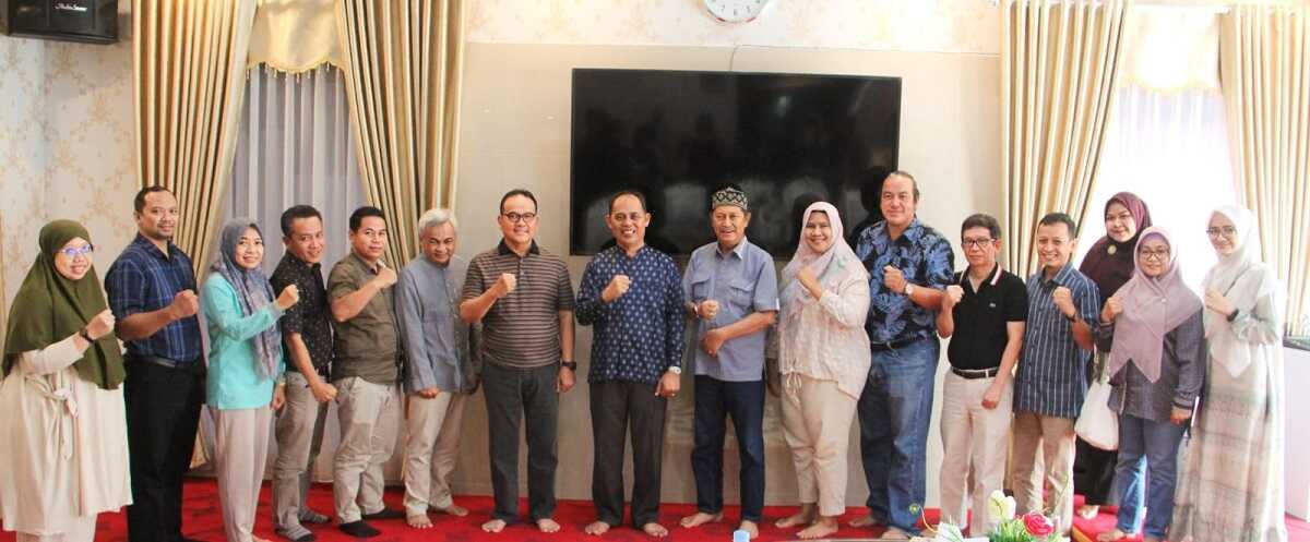 idi inhil Pj Bupati inhil Herman, SE, MT berfoto bersama pengurus IDI Inhil usai pertemuan di rumah jabatan bupati, Minggu (26/11/2023). (jurnalterkini.id/abdullah)