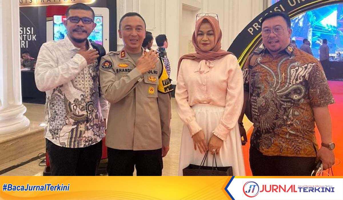 iwo dan humas polri Kadiv Humas Polri Irjen Sandi Nugroho berfoto bersama Ketua Umum IWO Teuku Yudhistira dan Sekjen Dyah Arum Sari (Dok IWO)