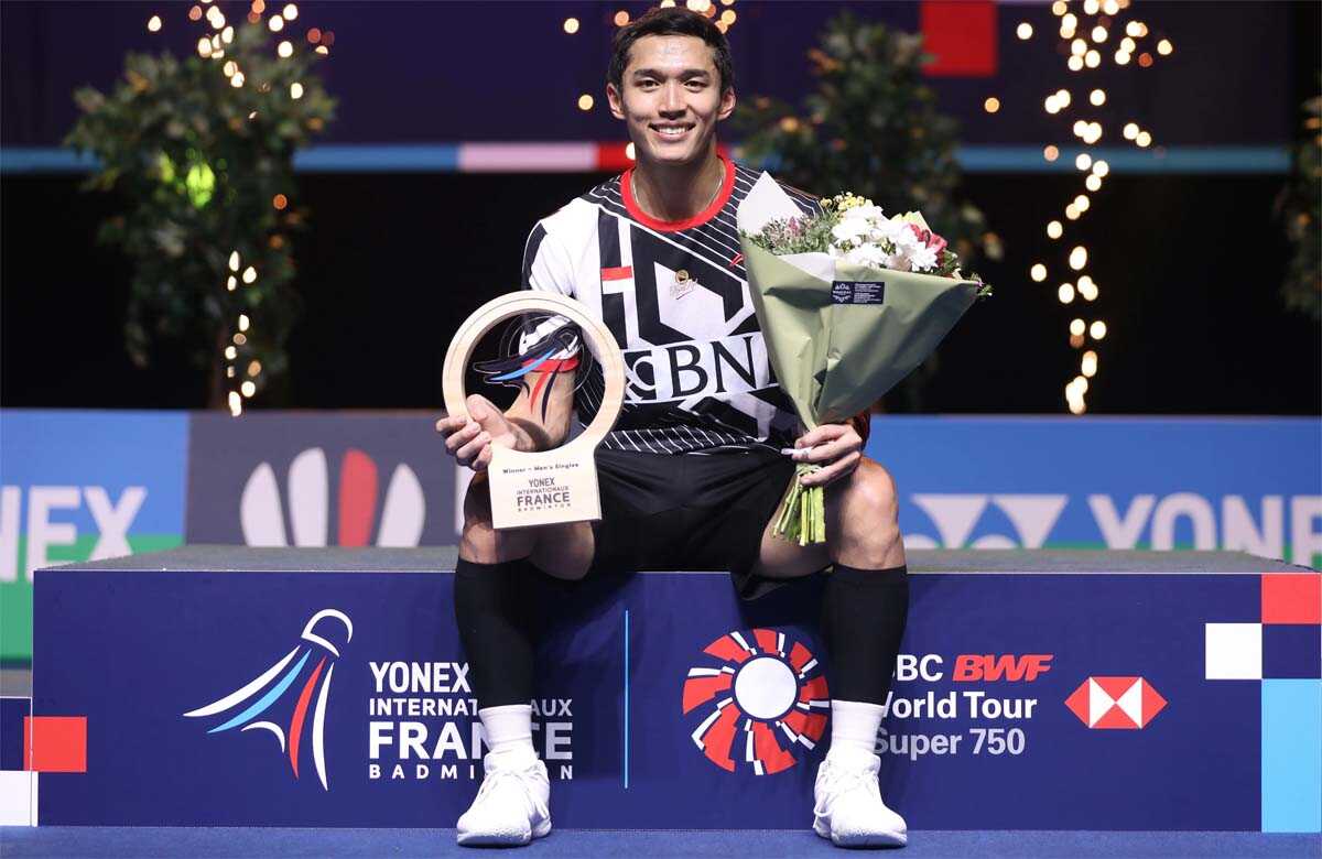 jonatan christie di french open Jonatan Christie naik ke podium tertinggi di French Open 2023, gelar level Super 750 pertama baginya. (pbsi.id)