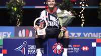 jonatan christie di french open Jonatan Christie naik ke podium tertinggi di French Open 2023, gelar level Super 750 pertama baginya. (pbsi.id)