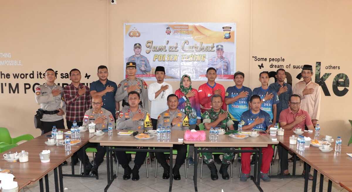 jumat curhat presisi polres karimun Kapolres Karimun AKBP Fadli Agus didampingi Wakapolres Kompol Herie Pramono dan Kasat Binmas berpose bersama masyarakat yang mengikuti kegiatan Jumat Curhat Presisi di PN, Teluk Uma, Kecamatan Tebing, Jumat (17/11/2023). (Dok. Humas Polres Karimun)