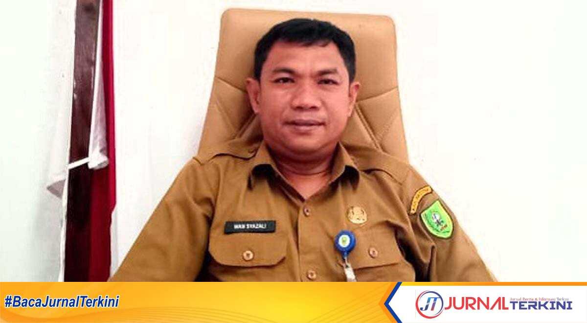 Kepala Bagian Ekonomi dan Sumber Daya Alam Sekretariat Daerah Natuna, Wan Syazali saat dijumpai di ruangan kerjanya. (foto : jr ronald)