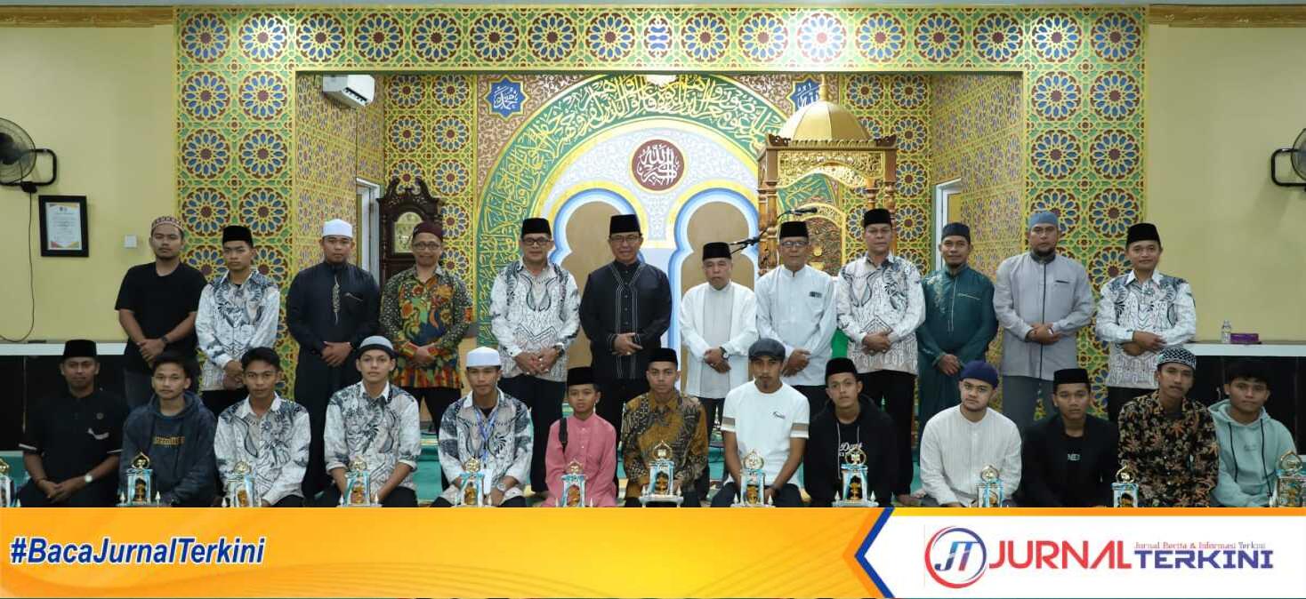 Bupati Inhil HM Wardan berpose bersama kafilah Inhil untuk MTQ Provinsi Riau ke-41 usai penyerahan bonus kepada para juara, di Masjid YAMP Komp. Kantor Bupati Inhil, Minggu (19/11/2023). (JurnalTerkini.id/abdullah)
