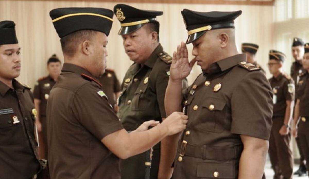 kajari karimun lantik kasi datun Kajari Karimun Firdaus melantik Riky Aditya sebagai Kasi Datun di Kantor Kejari Karimun, Senin (30/10/2023). (Dok Kejari Karimun)