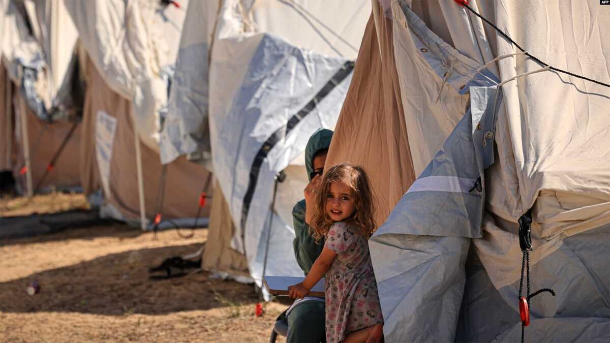 kamp pengungsi palestina Sederetan tenda yang didirikan untuk warga Palestina yang mencari perlindungan di halaman pusat Badan Bantuan dan Pekerjaan PBB untuk Pengungsi Palestina (UNRWA) di Khan Yunis di Jalur Gaza selatan pada 19 Oktober 2023. (Foto: AFP)