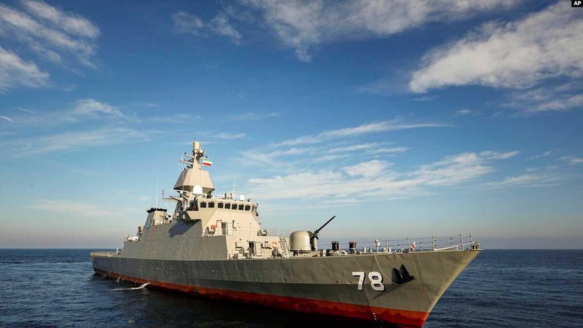 Kapal perang Deilaman berlayar di Laut Kaspia, di pesisir utara Iran dalam foto yang dirilis oleh situs resmi Angkatan Laut Iran pada 27 November 2023. (Foto: via AP)