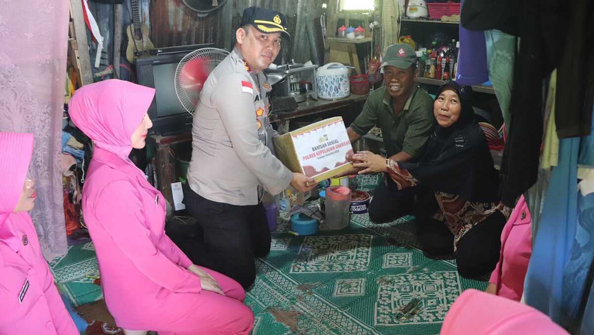 Kapolres Kepulauan Anambas AKBP Apri Fajar Hermanto didampingi Ketua Bhayangkari menyerahkan bantuan untuk penanganan stunting dan kemiskinan ekstrem di Desa Tarempa Barat, Sabtu (11/11/2023). (Dok Humas Polres Anambas)