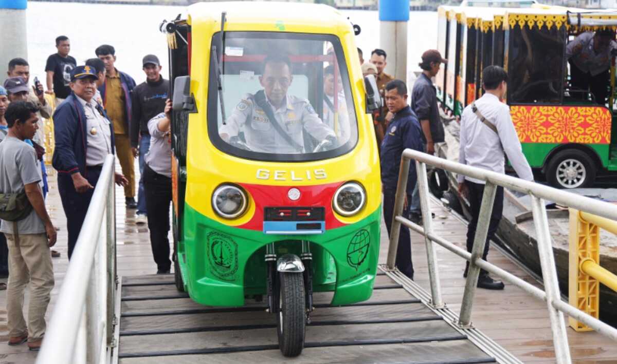 kendaraan listrik penyengat Kendaraan listrik pengganti bentor sebanyak 11 unit tiba di Pulau Penyengat, Kota Tanjungpinang, Kepulauan Riau, Senin (13/11/2023). (Dok Diskominfo Kepri)