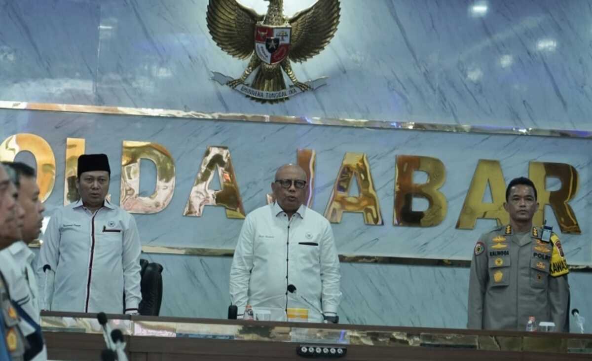 kompolnas pantau pengamanan kampanye Pudji Hartanto Iskandar selaku Ketua Tim Pemantauan Kompolnas yang memantau Operasi Mantap Brata untuk pengamanan Pemilu 2024, memberikan paparan kepada para PJU di Polda Jawa Barat, Selasa (28/11/2023). (siberindo.co)
