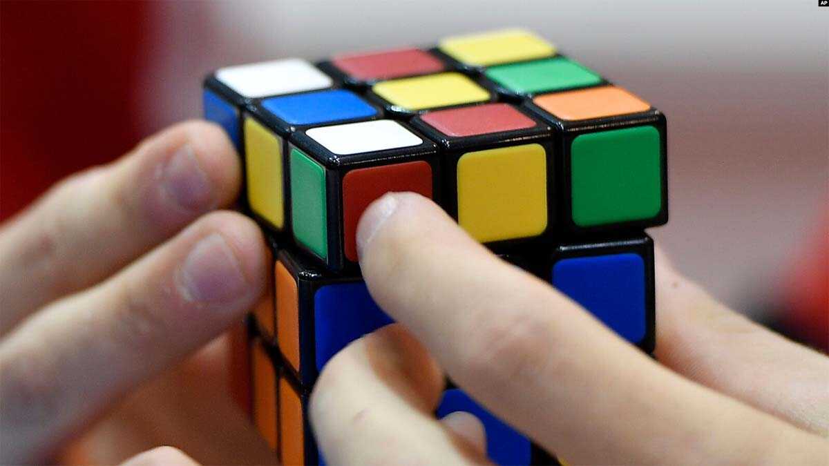 kubus kubik ILUSTRASI - Rekor dunia baru putri Kubus Kubik 3x3x3 diraih oleh Cao Qixian, bocah perempuan usia enam tahun, pada Kejuaraan Internasional Terbuka Kubus Rubik Asosiasi Kubus Dunia (WCA) di Singapura.