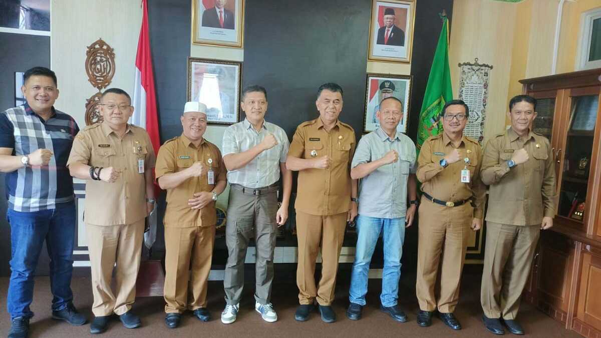 Foto bersama usai pertemuan. (foto: humas pemkab natuna)
