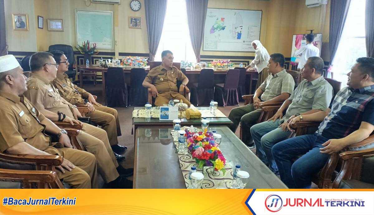 Suasana pertemuan saat Wan Siswandi menerima kehadiran Asisten Deputi Koordinasi Telekomunikasi dan Informatika Kemenkopolhukam, Marsma TNI Budi Eko Pratomo, SE., M.Sc. Selasa (31/10/2023) di ruang kerjanya. (Foto: humas pemkab natuna)