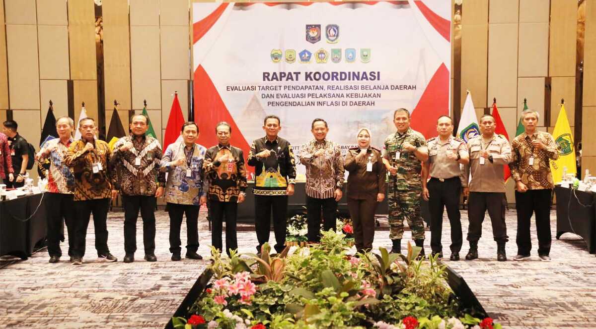 mendagri ke batam Rapat Koordinasi Evaluasi Target Pendapatan, Realisasi Belanja Daerah dan Evaluasi Pelaksanaan Kebijakan Pengendalian Inflasi Daerah bersama Kepala Daerah Provinsi Kepri, di Batam, Jumat (24/11/2023). (Dok Diskominfo Kepri)