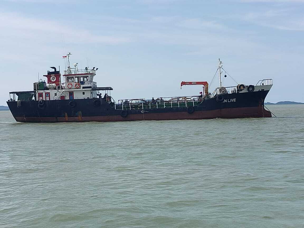 MT Sun Live, mini tanker yang diamankan petugas patroli BC Kepri diduga hendak menyelundupkan 80 ton solar ke Malaysia. (Dok Humas BC Kepri)