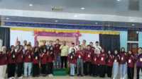 mubes mahasiswa karimun di tanjungpinang Bupati Karimun Aunur Rafiq berfoto bersama para mahasiswa dalam acara Mubes Himpunan Mahasiswa Tanjung Balai Karimun (HMTBK) ke-5 di Masjid Nur Ilahi, Tanjungpinang, Dompak, Minggu (29/10/2023). (Dok Diskominfo Karimun)