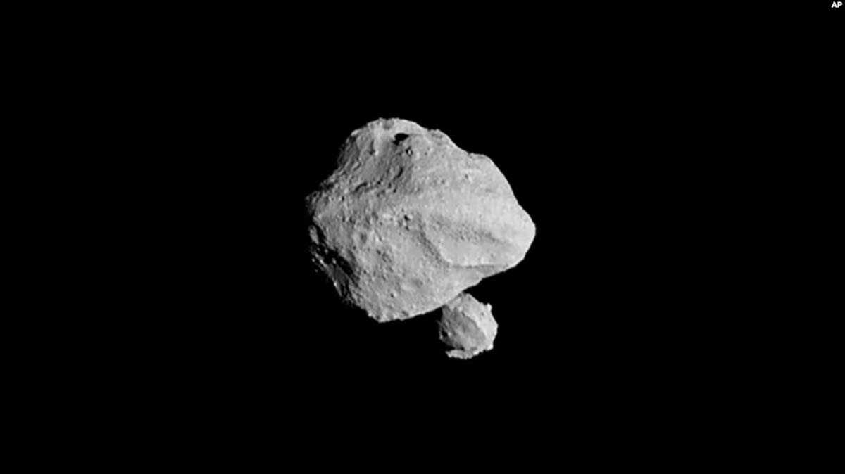 nasa temukan asteroid dinikesh Wahana antariksa milik NASA terbang mendekati asteroid Dinkinesh, Rabu, 1 November 2023. Asteroid yang berjarak 300 juta mil dari Bumi punya sobat bulan yang jauh lebih kecil. (Foto: NASA via AP)