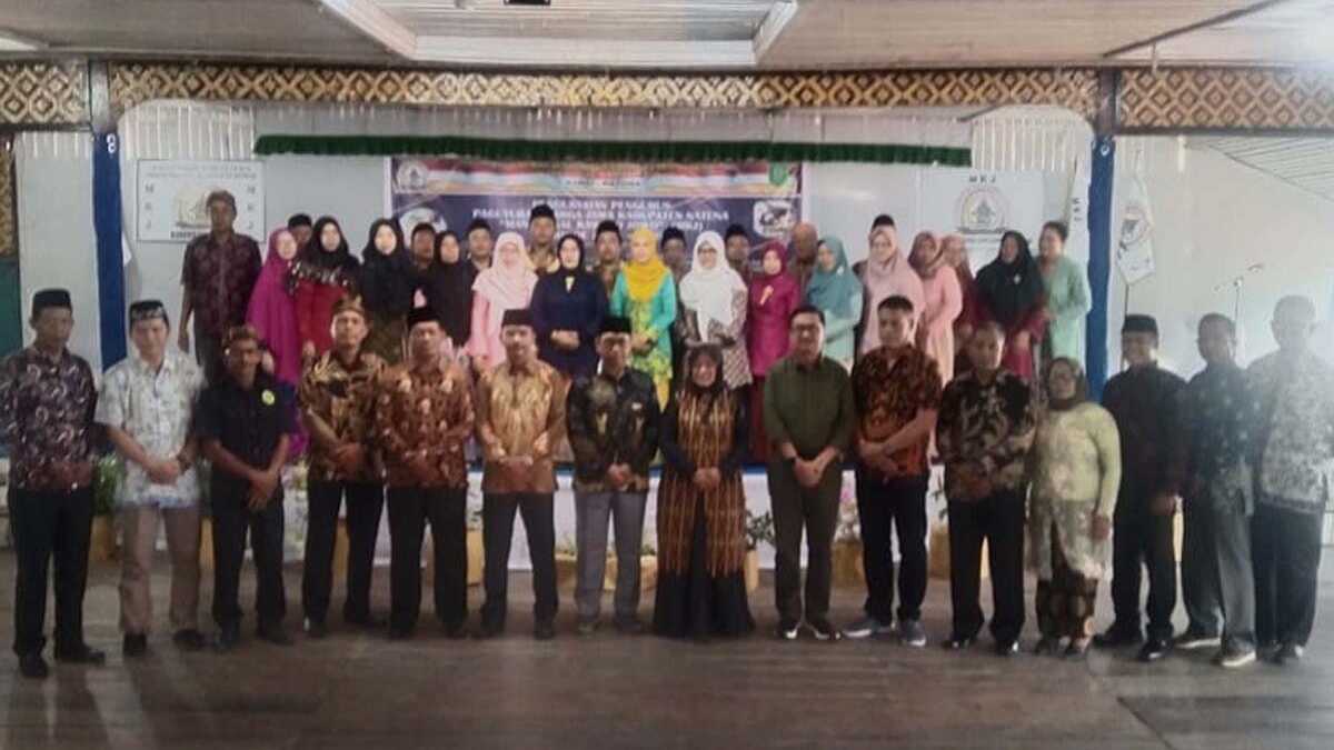 Foto bersama usai pengukuhan. (foto : hms)