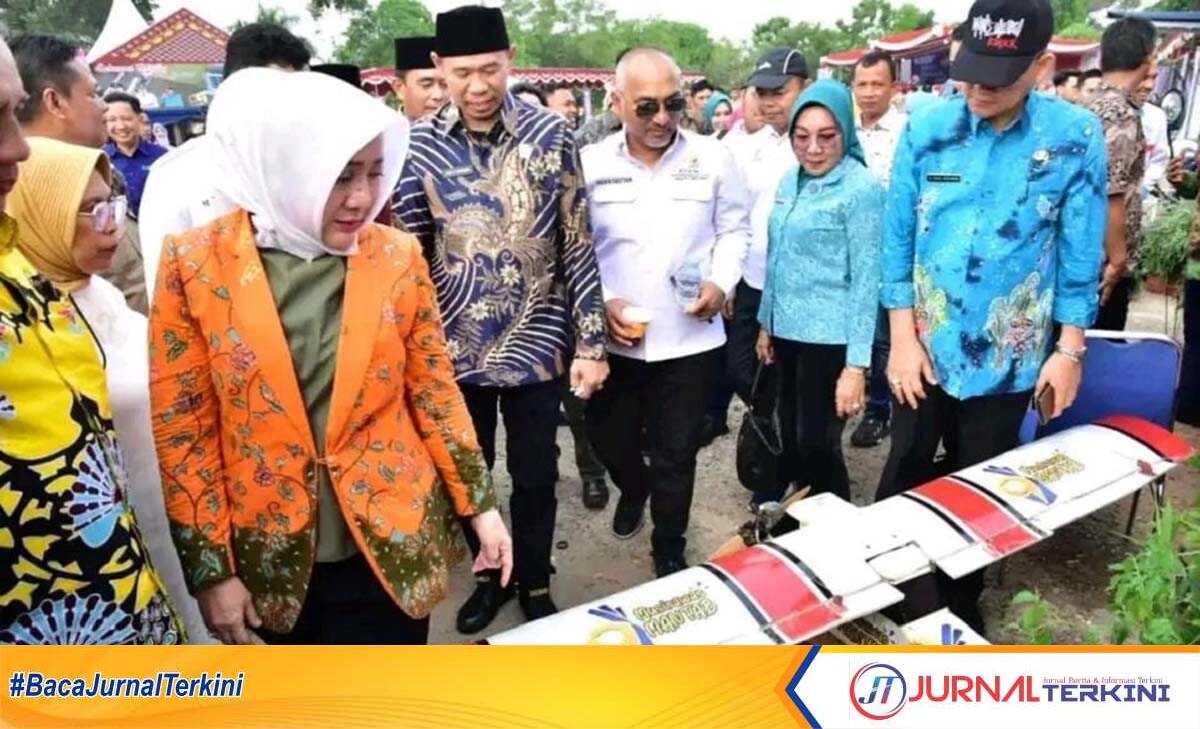 Bupati Musi Rawas Hj. Ratna Machmud meninjau Pameran HKG-PKK, Festival Olahraga Rekreasi Masyarakat (FORKAB) KORMI ke-1 dan Festival Lan Serasan Sekentenan Tahun 2023 di Taman Beregam Muara Beliti, Kamis (02/11/2023). (jurnalterkini.id/alam budi kesuma)
