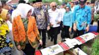 Bupati Musi Rawas Hj. Ratna Machmud meninjau Pameran HKG-PKK, Festival Olahraga Rekreasi Masyarakat (FORKAB) KORMI ke-1 dan Festival Lan Serasan Sekentenan Tahun 2023 di Taman Beregam Muara Beliti, Kamis (02/11/2023). (jurnalterkini.id/alam budi kesuma)