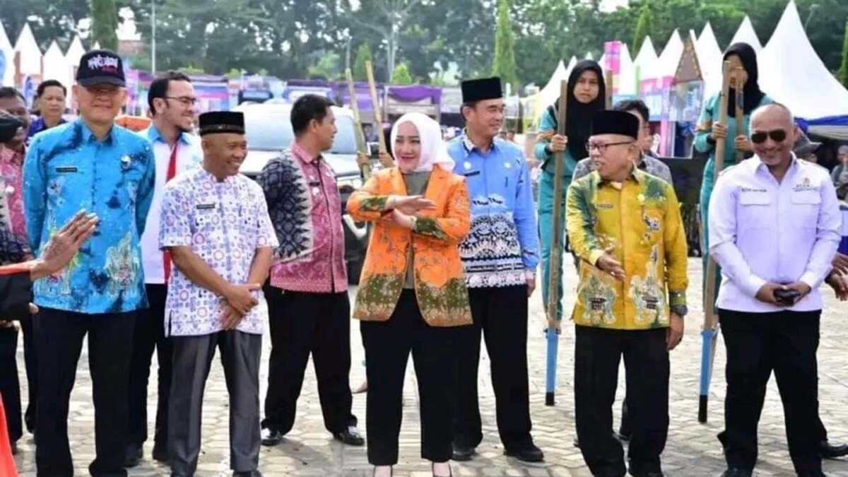 Bupati Musi Rawas Hj. Ratna Machmud (tengah) bersama sejumlah pejabat meninjau Pameran HKG-PKK di Taman Beregam Muara Beliti, Kamis (02/11/2023). (jurnalterkini.id/alam budi kesuma)