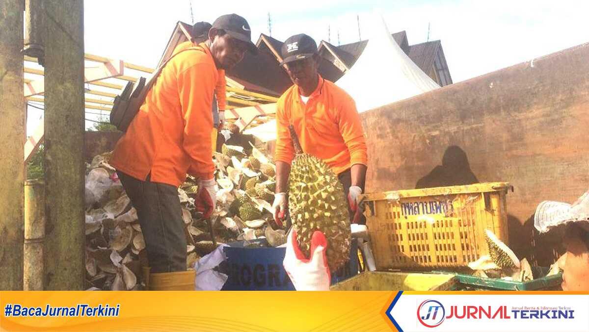 Petugas kebersihan mengangkut sampah berupa kulit durian dalam even GTRA Summit 2023 pada Agustus lalu. (Dokumentasi pribadi)