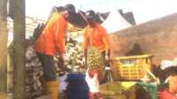 Petugas kebersihan mengangkut sampah berupa kulit durian dalam even GTRA Summit 2023 pada Agustus lalu. (Dokumentasi pribadi)