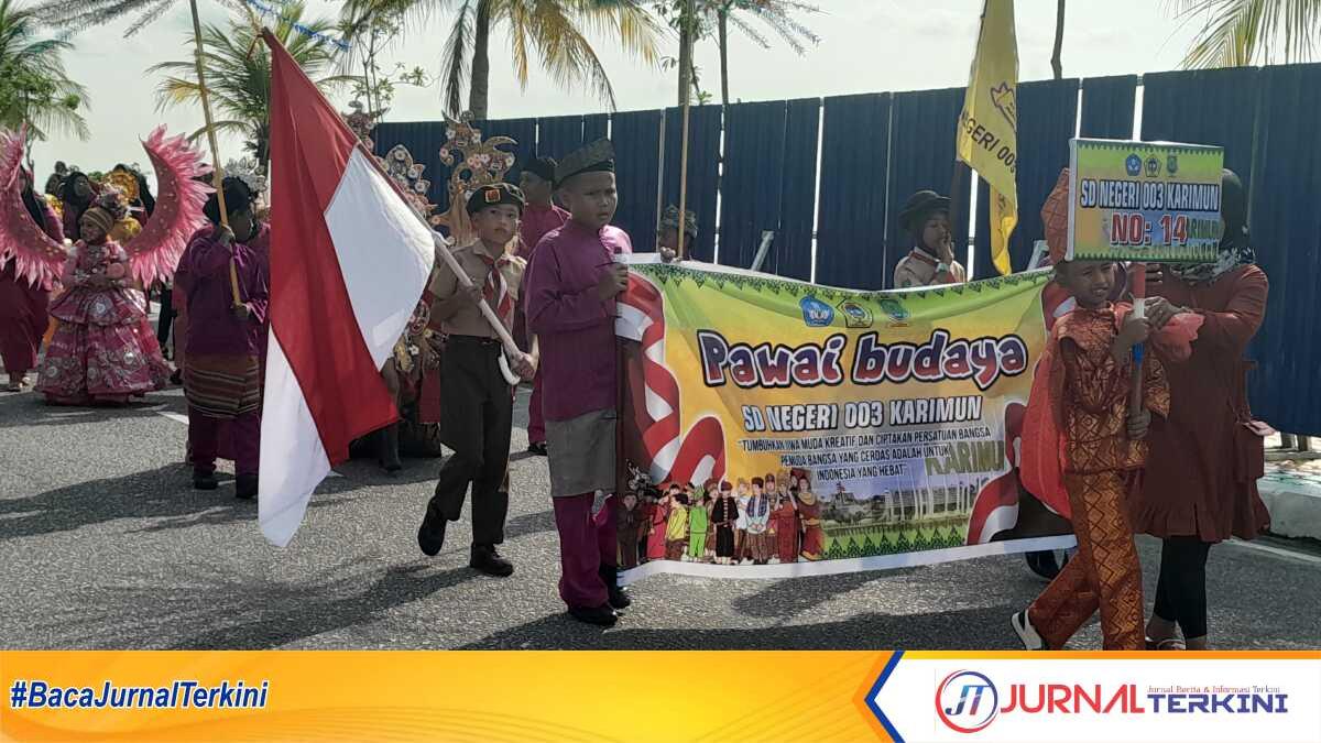 Pawai budaya tingkat SD Kecamatan Karimun, Kabupaten Karimun, Kepulauan Riau di Coastal Area, Tanjung Balai Karimun, Kamis (2/11/2023). (jurnalterkini.id/jansen)
