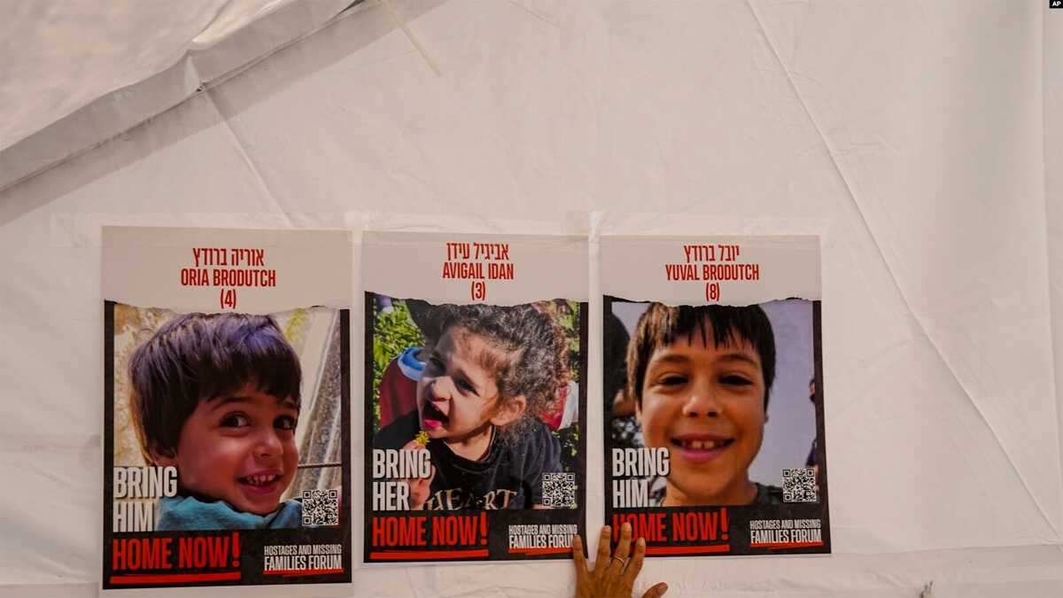 Poster berisi wajah anak-anak Israel yang dijadikan sandera oleh Hamas terpampang di sebuah area di Tel Aviv, pada 21 November 2023. (Foto: AP/Ariel Schalit)