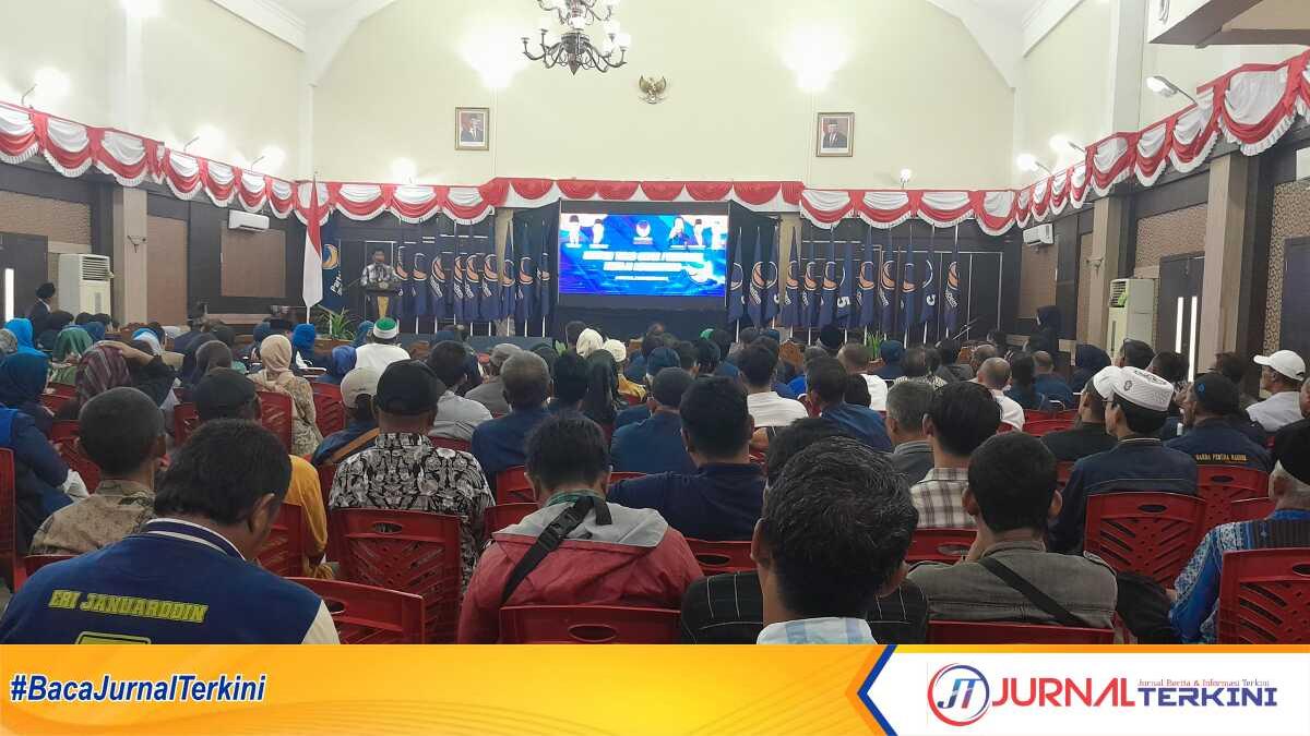 Ketua DPW Partai NasDem Provinsi Kepri Muhammad Rudi membuka pembekalan untuk para caleg di Gedung Nasional, Tanjung Balai Karimun,, Kamis (2/11/2023). (Jurnalterkini.id/jansen)