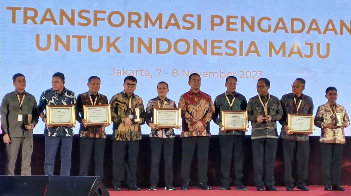 Para kepala daerah p[enerima penghargaan dari Lembaga Kebijakan Pengadaan Barang/Jasa Pemerintah (LKPP) dalam acara Rapat Koordinasi Nasional Pengadaan Barang/Jasa Pemerintah 2023 di Hotel Bidakara, Jakarta, Selasa (07/11)/2023 (Dok Diskominfo Kepri)
