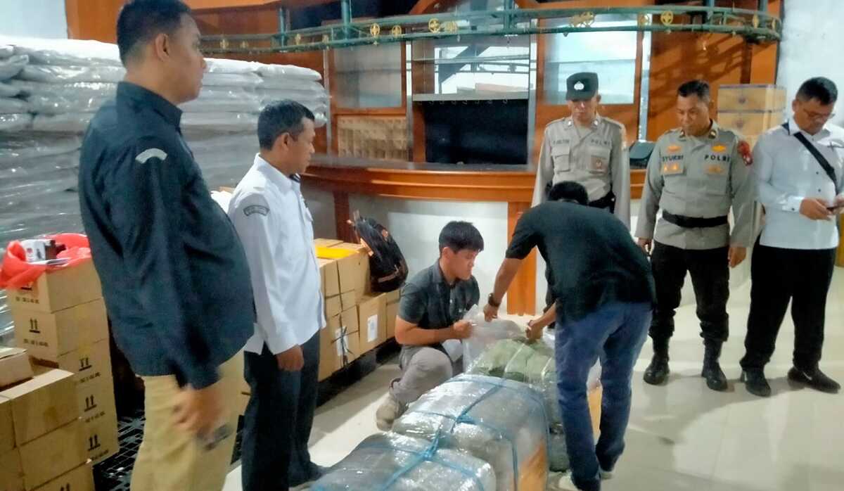 pengamanan logistik pemilu oleh polres karimun Personel Polres Karimun mengawal kedatangan logistik Pemilu 2024 di gudang KPU Karimun di Kapling, Kecamatan Tebing, Senin (20/11/2023). (Dok. Humas Polres Karimun)