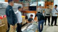 pengamanan logistik pemilu oleh polres karimun Personel Polres Karimun mengawal kedatangan logistik Pemilu 2024 di gudang KPU Karimun di Kapling, Kecamatan Tebing, Senin (20/11/2023). (Dok. Humas Polres Karimun)